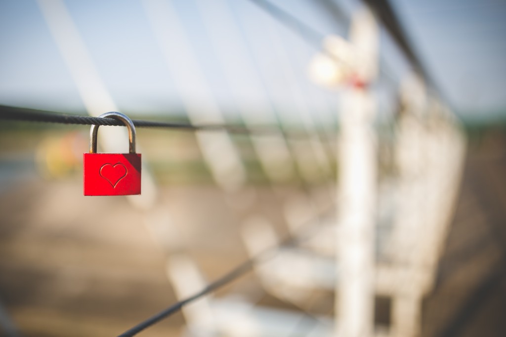 kaboompics.com_Padlock with heart shape on rope bridge